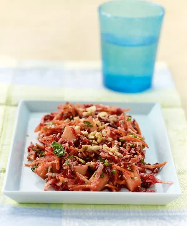 salata-reves-pantzari-karoto.webp