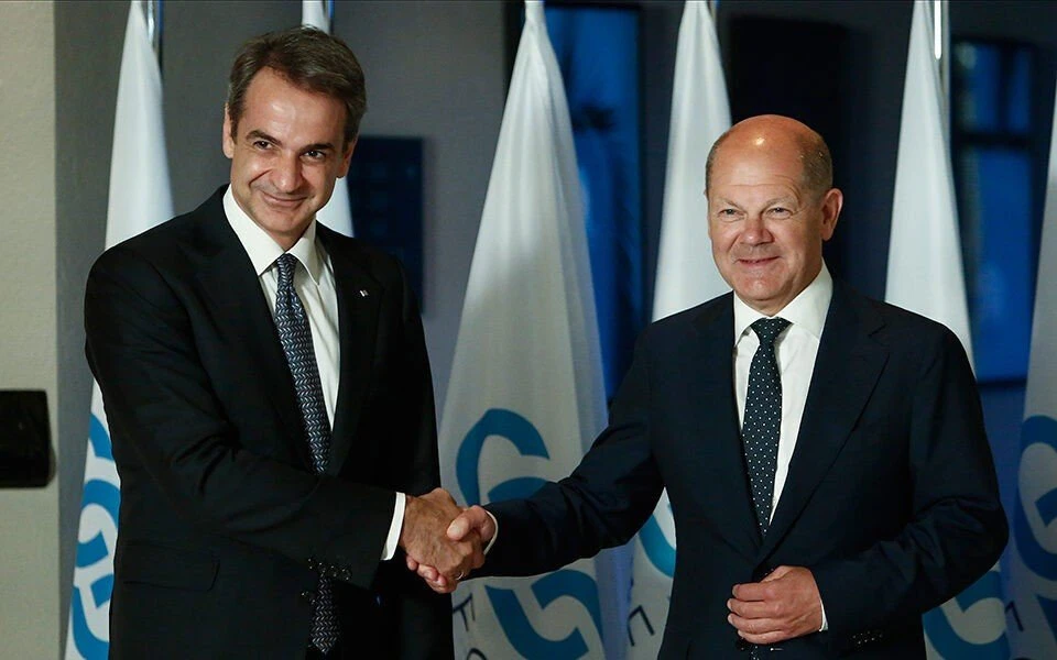 o-kaghkelarios-olaf-solts-stin-athina-26-okt-2022-me-ton-kir-mitsotaki.jpg
