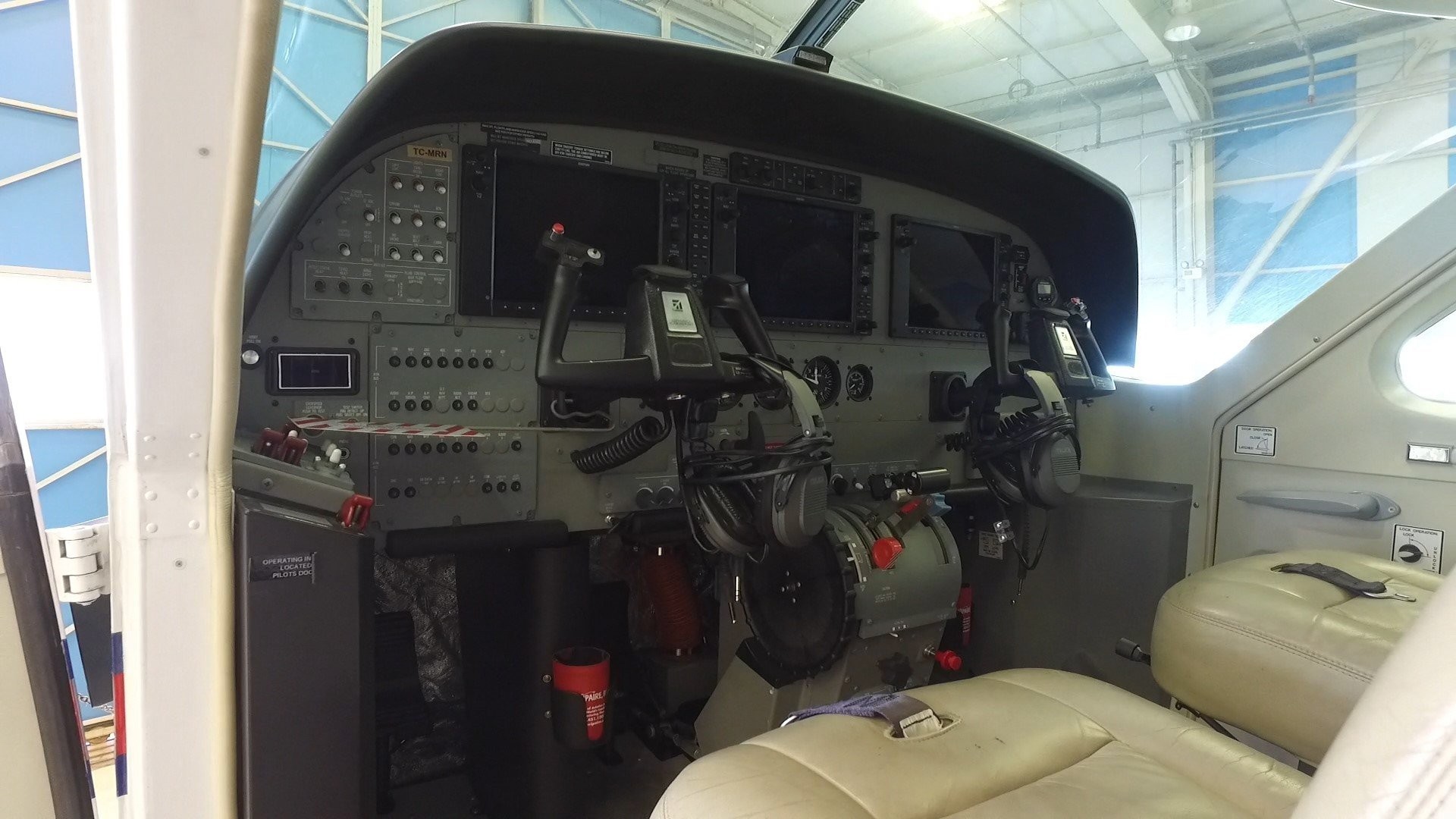 hellenic-seaplanes-aircraft-cessna-c208-cockpit.jpg