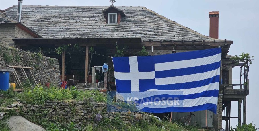 Ανθυπολοχαγός ΕΜΘ και ΕΠΟΠ ύψωσαν τη μεγαλύτερη Ελληνική Σημαία στο Άγιο Όρος