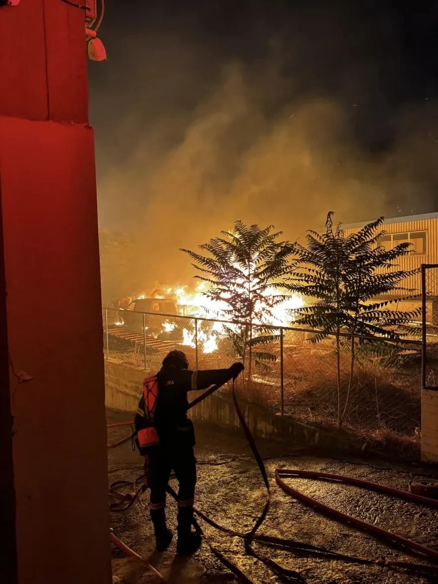Μενίδι: Από υπαίθριο χώρο εγκαταλελειμμένου εργοστασίου ξεκίνησε η φωτιά, καταστράφηκαν δύο εργοστάσια