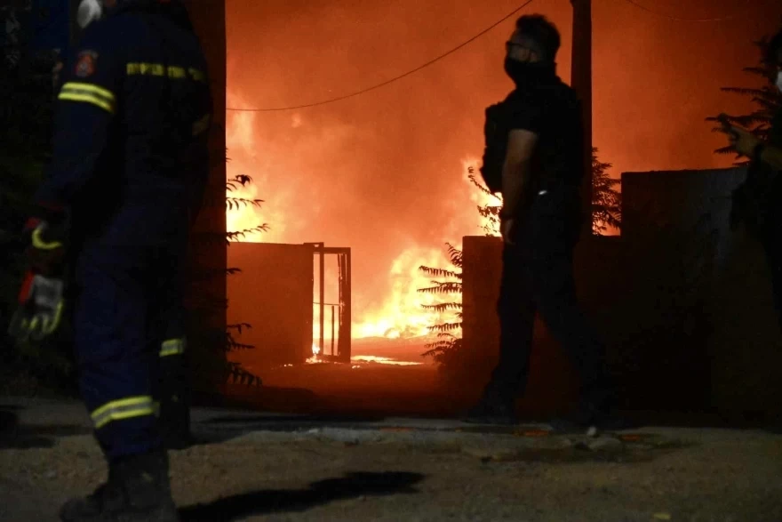 Μενίδι: Από υπαίθριο χώρο εγκαταλελειμμένου εργοστασίου ξεκίνησε η φωτιά, καταστράφηκαν δύο εργοστάσια