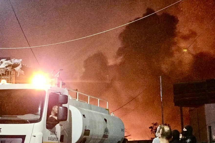 Μενίδι: Από υπαίθριο χώρο εγκαταλελειμμένου εργοστασίου ξεκίνησε η φωτιά, καταστράφηκαν δύο εργοστάσια