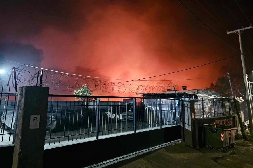 Μενίδι: Από υπαίθριο χώρο εγκαταλελειμμένου εργοστασίου ξεκίνησε η φωτιά, καταστράφηκαν δύο εργοστάσια