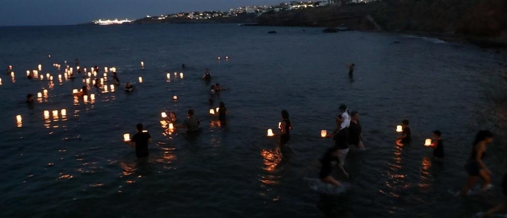 Μάτι: 104 φαναράκια στην θάλασσα για τα θύματα της τραγωδίας