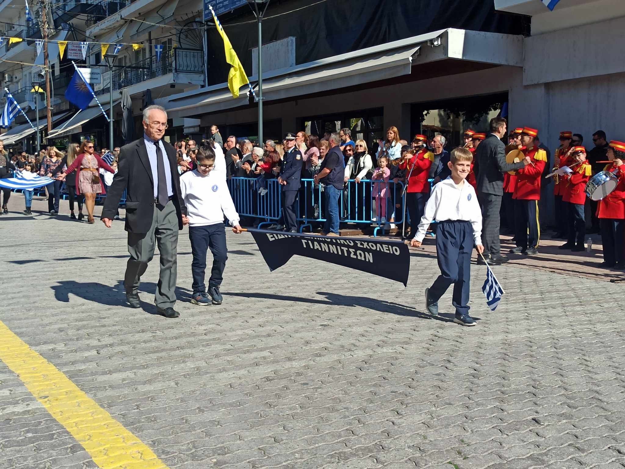 28η Οκτωβρίου/Γιαννιτσά: Με καλοκαιρινό καιρό η παρέλαση στον Πεζόδρομο της πόλης