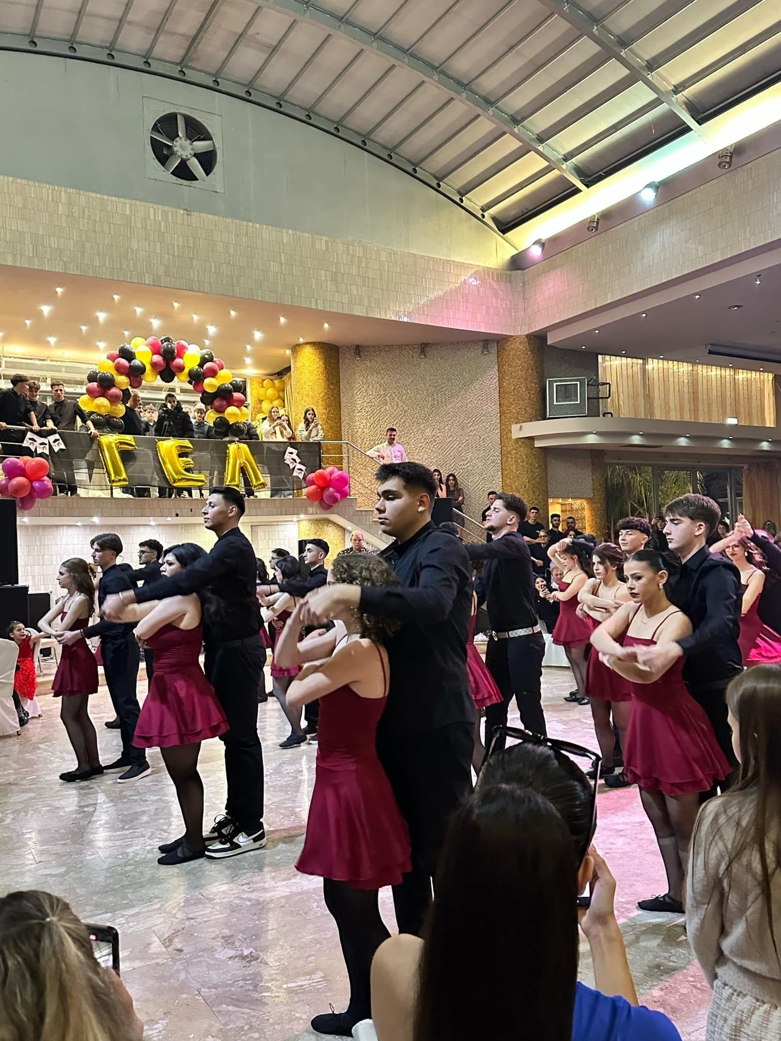 Ετήσιος Χορός της Γ’ Λυκείου ΓΕΛ Αριδαίας: Μια Βραδιά Γεμάτη Χαμόγελα και Ευχές