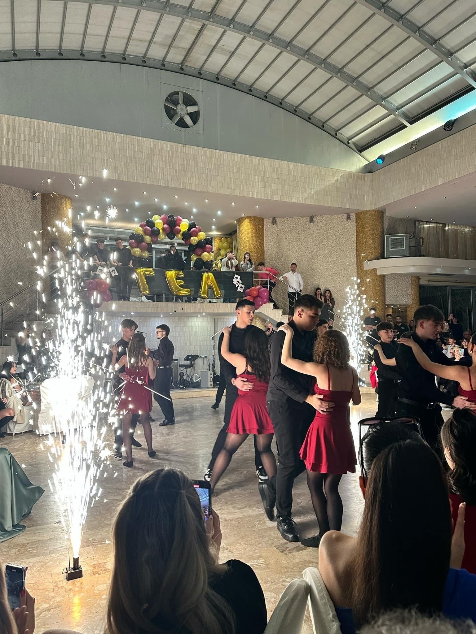 Ετήσιος Χορός της Γ’ Λυκείου ΓΕΛ Αριδαίας: Μια Βραδιά Γεμάτη Χαμόγελα και Ευχές