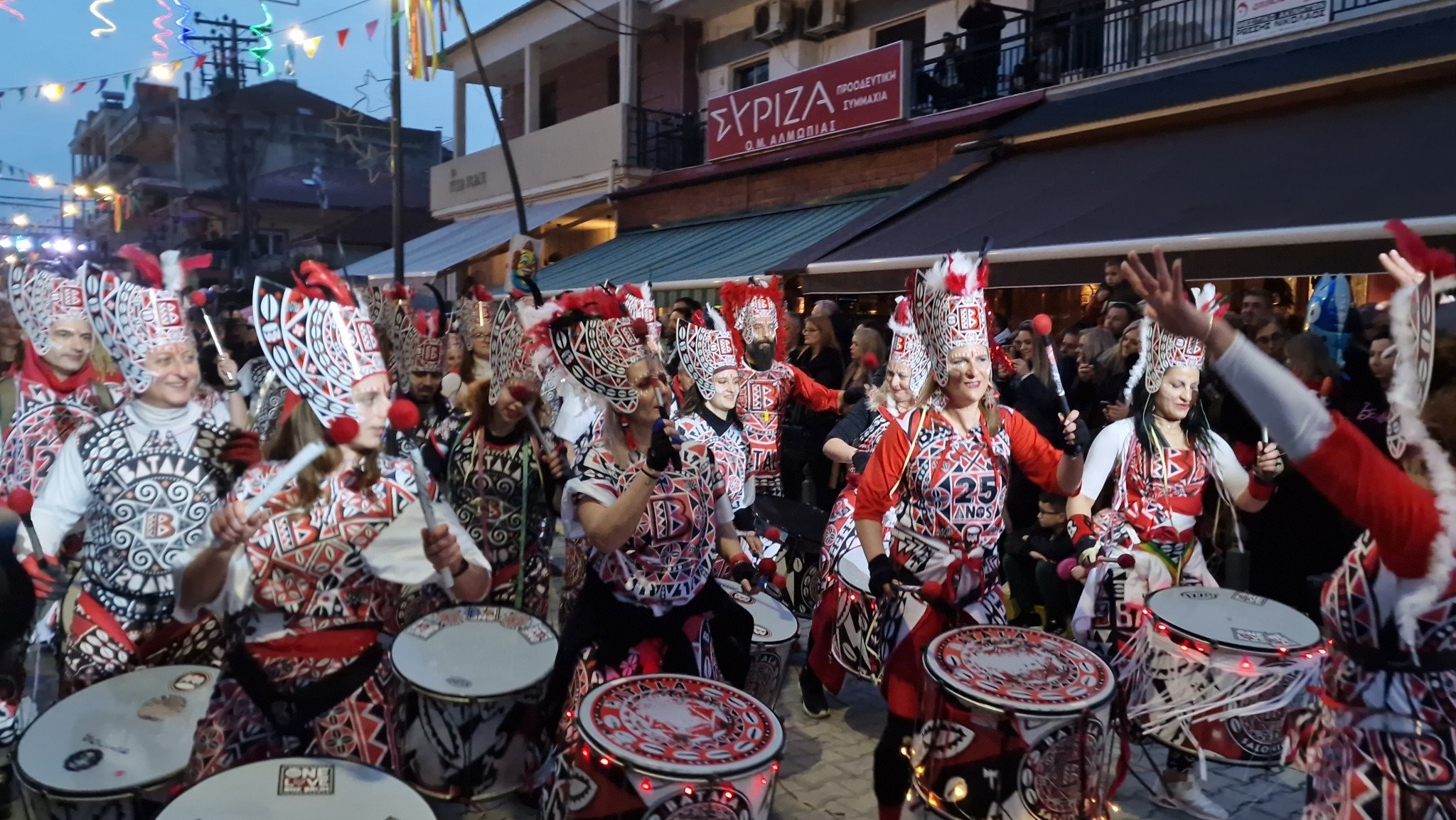 Λαμπερή και γεμάτη ενθουσιασμό η Μεγάλη Παρέλαση του Καρατζοβίτικου Καρναβαλιού