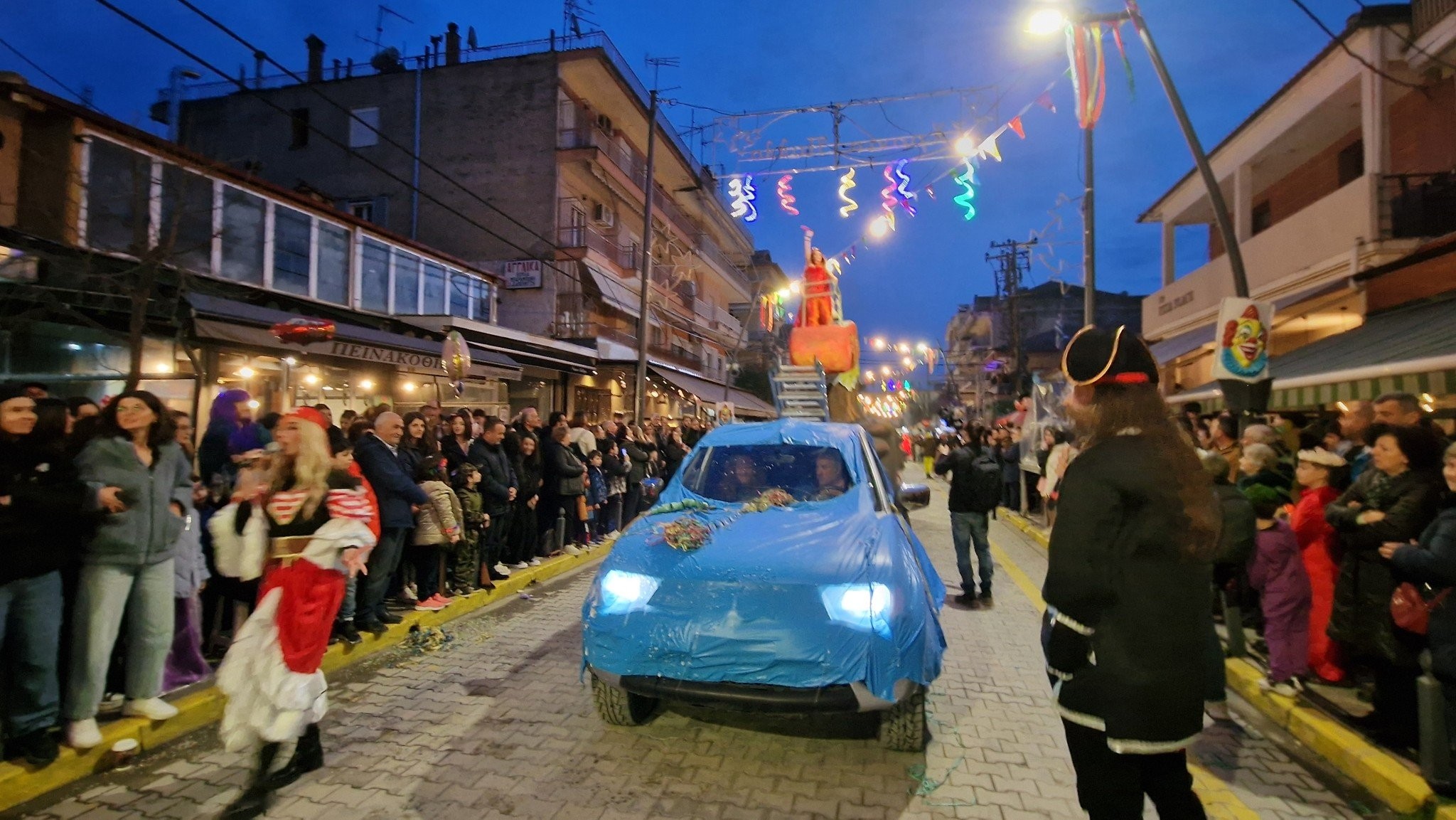 Λαμπερή και γεμάτη ενθουσιασμό η Μεγάλη Παρέλαση του Καρατζοβίτικου Καρναβαλιού