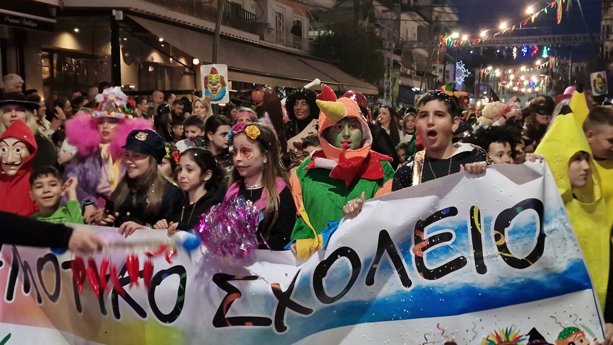 Λαμπερή και γεμάτη ενθουσιασμό η Μεγάλη Παρέλαση του Καρατζοβίτικου Καρναβαλιού
