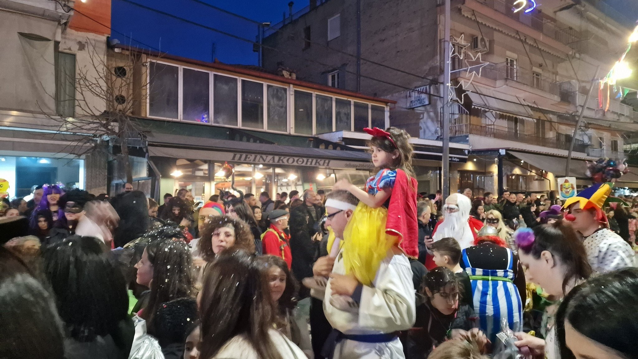 Λαμπερή και γεμάτη ενθουσιασμό η Μεγάλη Παρέλαση του Καρατζοβίτικου Καρναβαλιού
