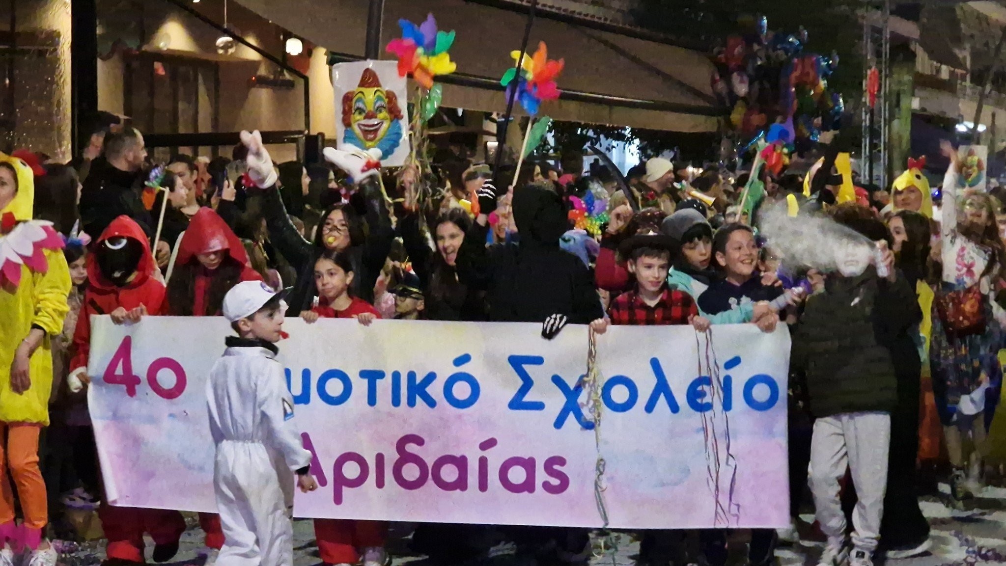 Λαμπερή και γεμάτη ενθουσιασμό η Μεγάλη Παρέλαση του Καρατζοβίτικου Καρναβαλιού