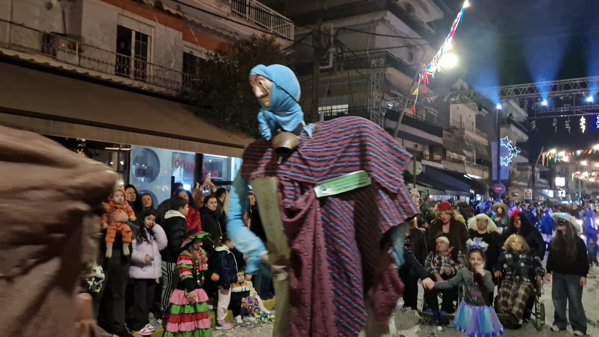Λαμπερή και γεμάτη ενθουσιασμό η Μεγάλη Παρέλαση του Καρατζοβίτικου Καρναβαλιού