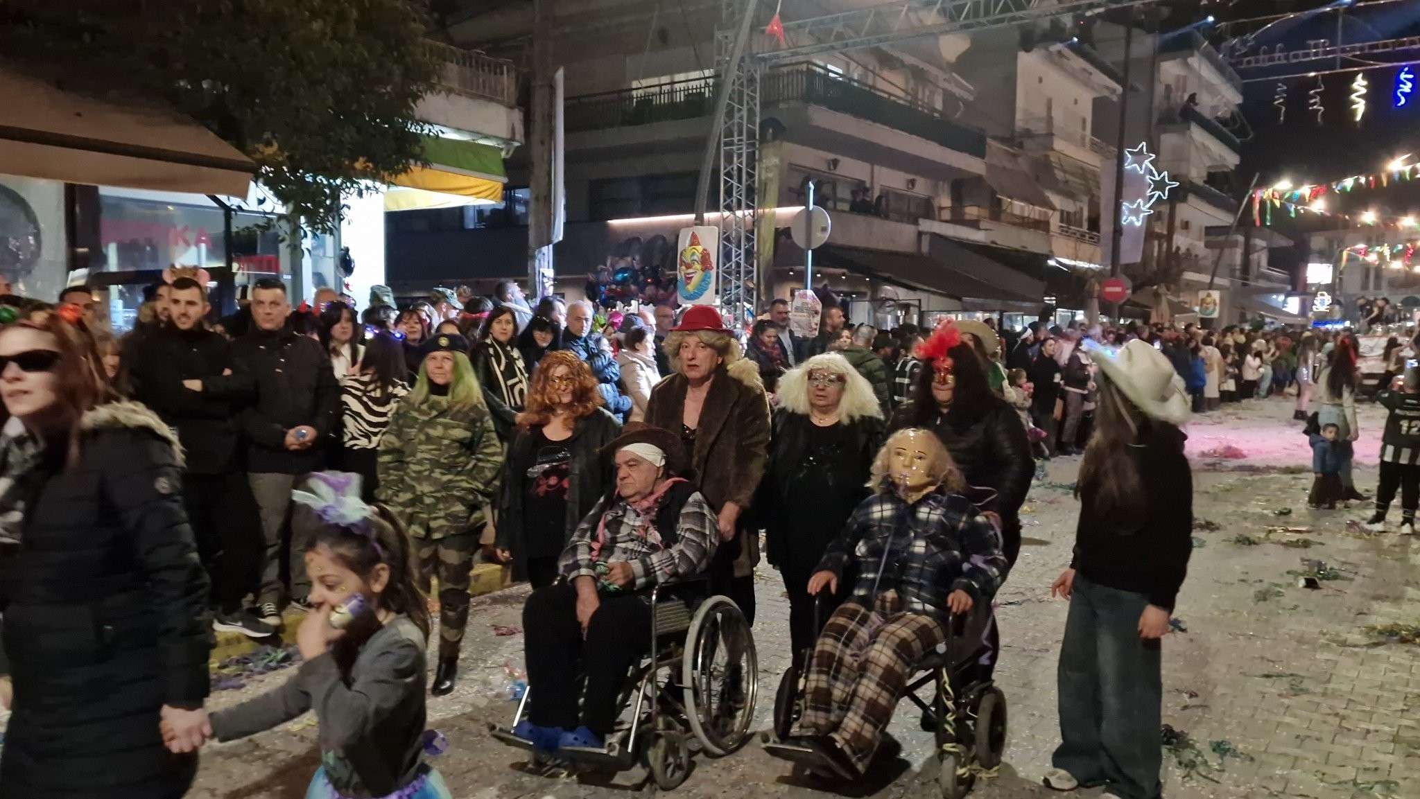 Λαμπερή και γεμάτη ενθουσιασμό η Μεγάλη Παρέλαση του Καρατζοβίτικου Καρναβαλιού