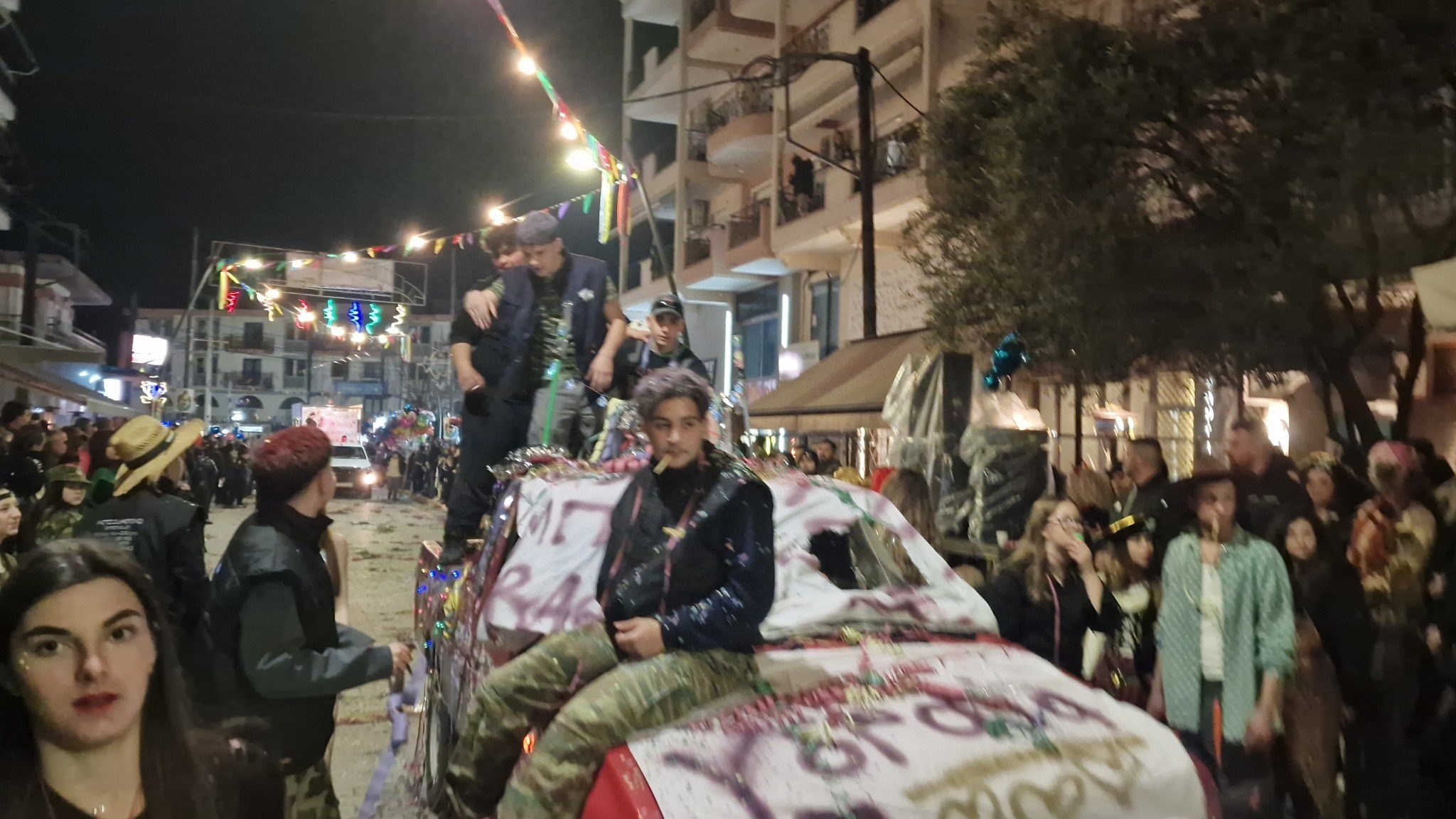 Λαμπερή και γεμάτη ενθουσιασμό η Μεγάλη Παρέλαση του Καρατζοβίτικου Καρναβαλιού