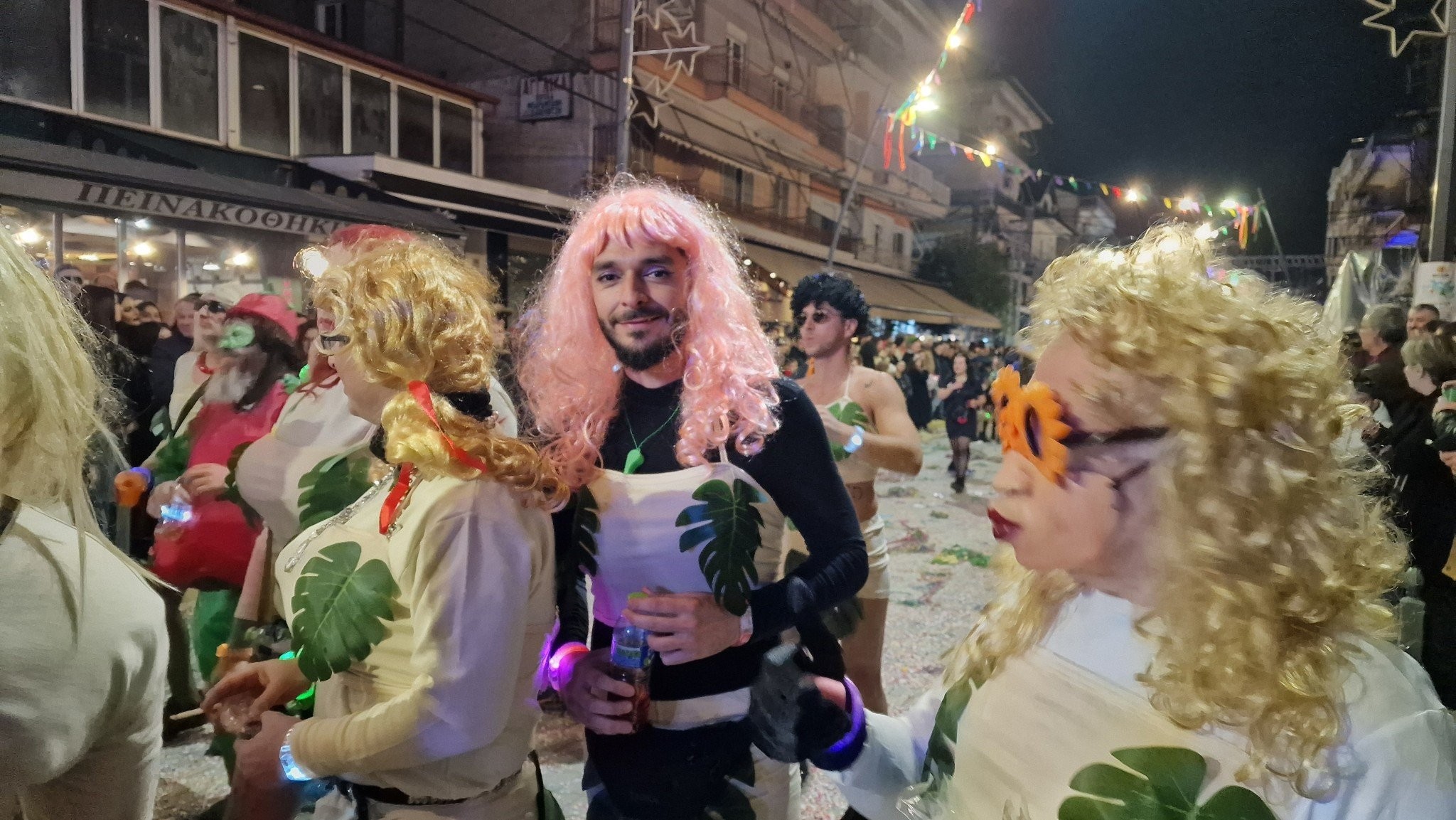 Λαμπερή και γεμάτη ενθουσιασμό η Μεγάλη Παρέλαση του Καρατζοβίτικου Καρναβαλιού