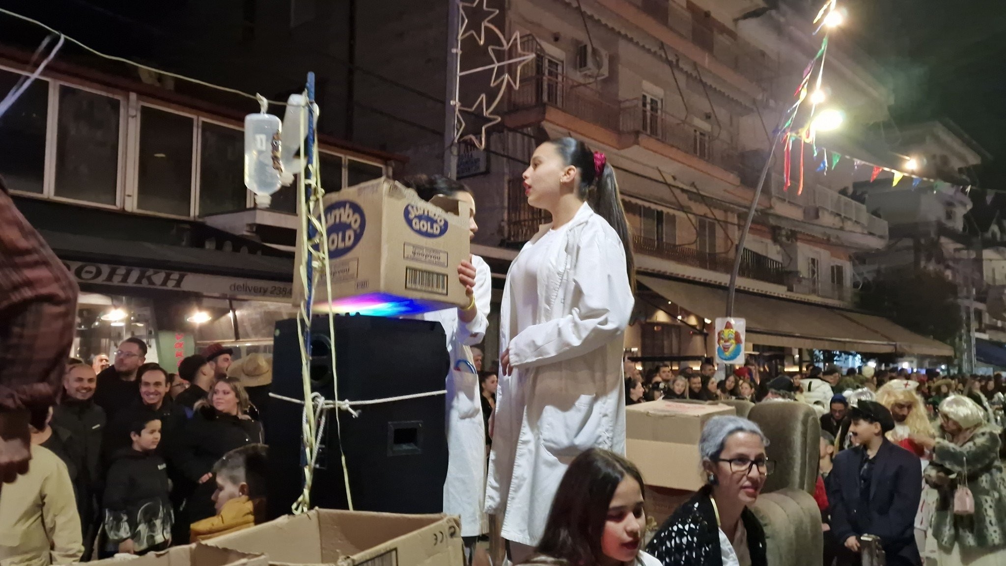 Λαμπερή και γεμάτη ενθουσιασμό η Μεγάλη Παρέλαση του Καρατζοβίτικου Καρναβαλιού