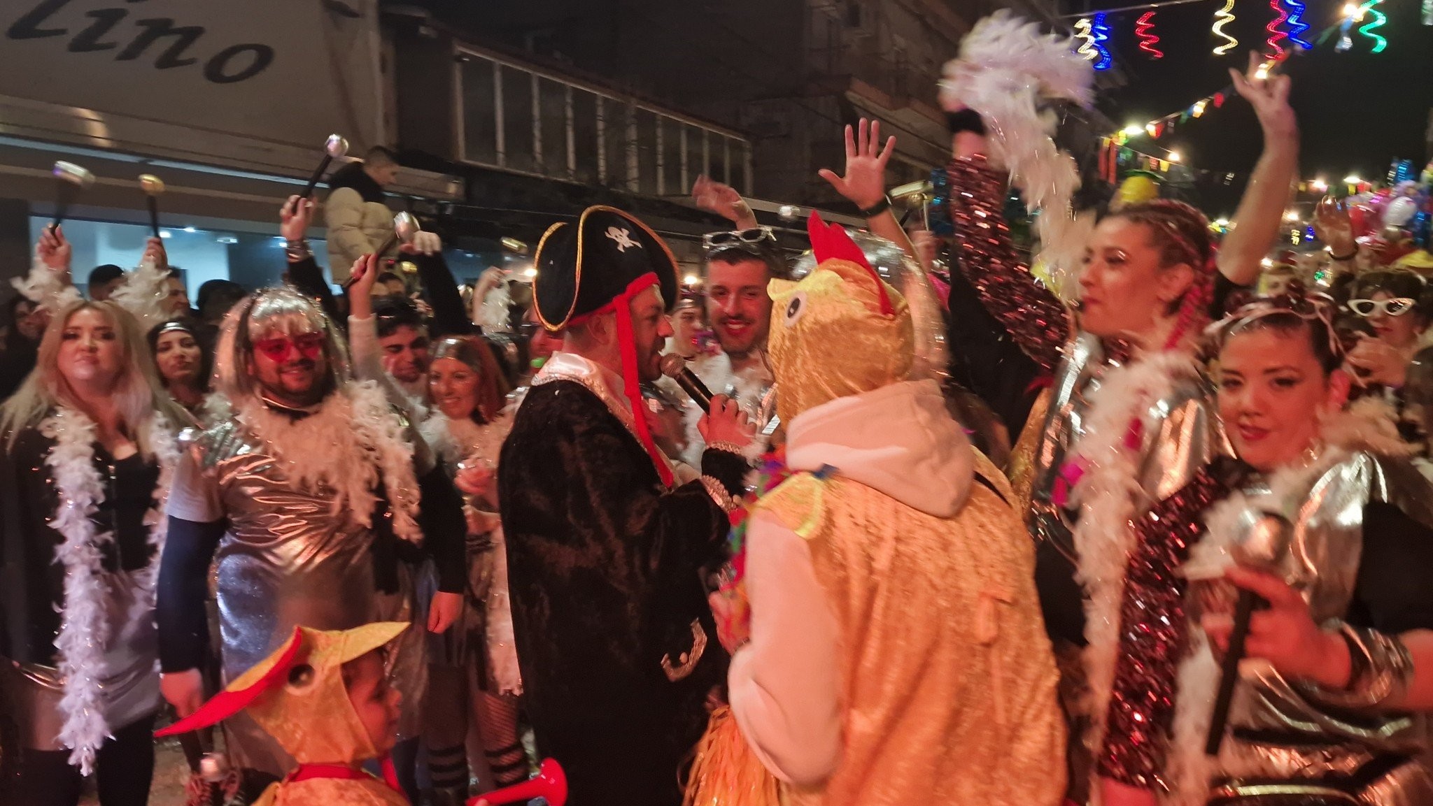 Λαμπερή και γεμάτη ενθουσιασμό η Μεγάλη Παρέλαση του Καρατζοβίτικου Καρναβαλιού
