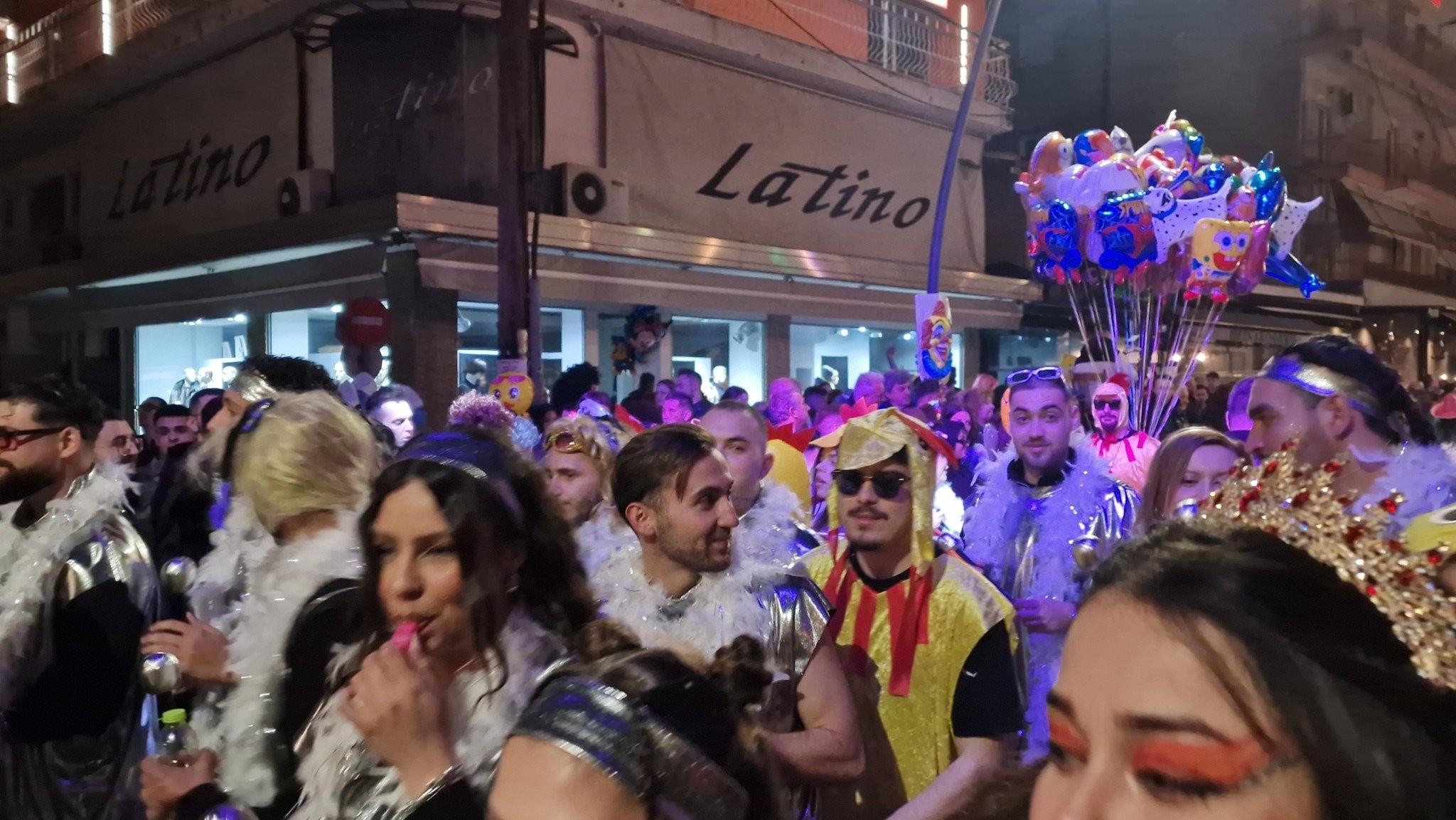 Λαμπερή και γεμάτη ενθουσιασμό η Μεγάλη Παρέλαση του Καρατζοβίτικου Καρναβαλιού