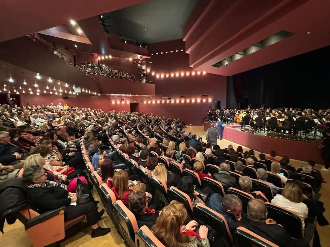 Η Συμφωνική Ορχήστρα του Γέηλ "ταξίδεψε" το κοινό με κλασικά αριστουργήματα στο κατάμεστο Πνευματικό Κέντρο Γιαννιτσών