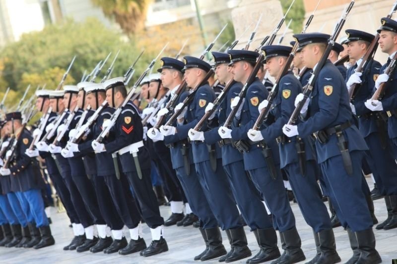 Τσολιάδες στο Σύνταγμα, αγήματα στη Βουλή, πηγαδάκια στην Ολομέλεια