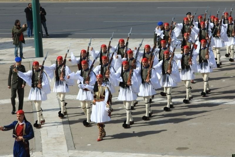 Τσολιάδες στο Σύνταγμα, αγήματα στη Βουλή, πηγαδάκια στην Ολομέλεια