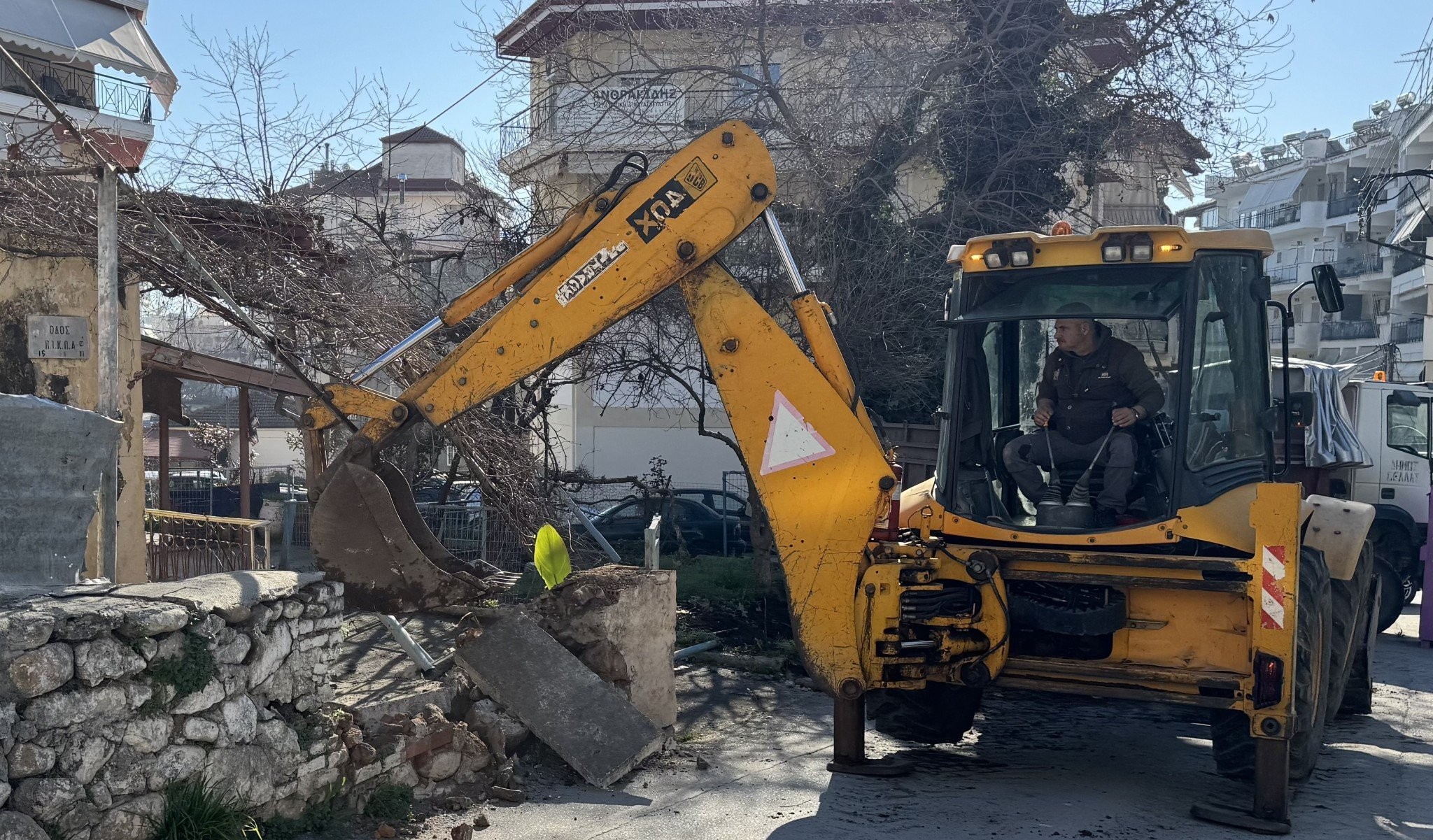 Διανοίξεις στα Γιαννιτσά – Ικανοποιούνται χρόνια αιτήματα στις οδούς Αρσούς, Κασάπη και στην πλατεία ΠΙΚΠΑ