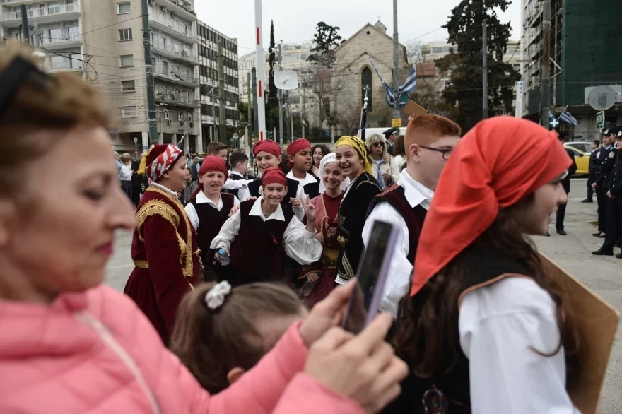 Με χαμόγελα, παραδοσιακές στολές και τη γαλανόλευκη η μαθητική παρέλαση στο κέντρο της Αθήνας