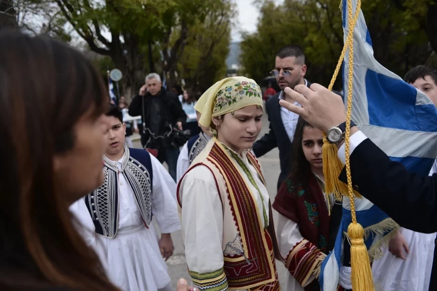 Με χαμόγελα, παραδοσιακές στολές και τη γαλανόλευκη η μαθητική παρέλαση στο κέντρο της Αθήνας
