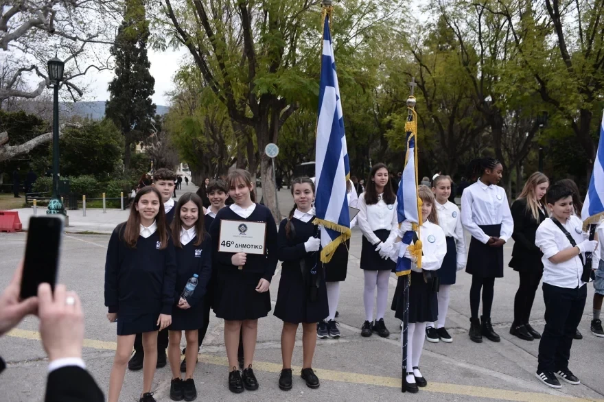 Με χαμόγελα, παραδοσιακές στολές και τη γαλανόλευκη η μαθητική παρέλαση στο κέντρο της Αθήνας