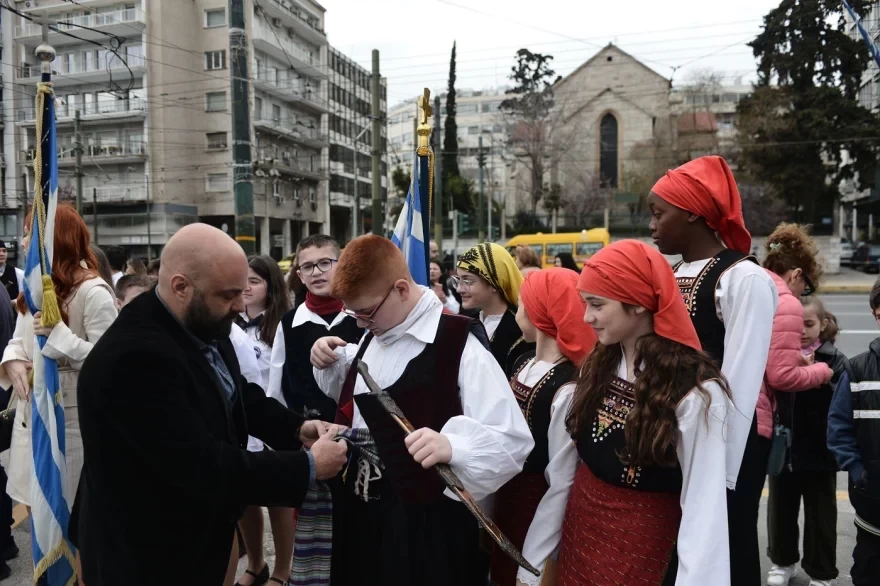 Με χαμόγελα, παραδοσιακές στολές και τη γαλανόλευκη η μαθητική παρέλαση στο κέντρο της Αθήνας