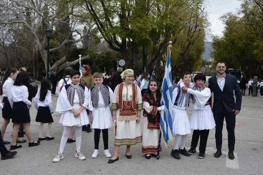 Με χαμόγελα, παραδοσιακές στολές και τη γαλανόλευκη η μαθητική παρέλαση στο κέντρο της Αθήνας