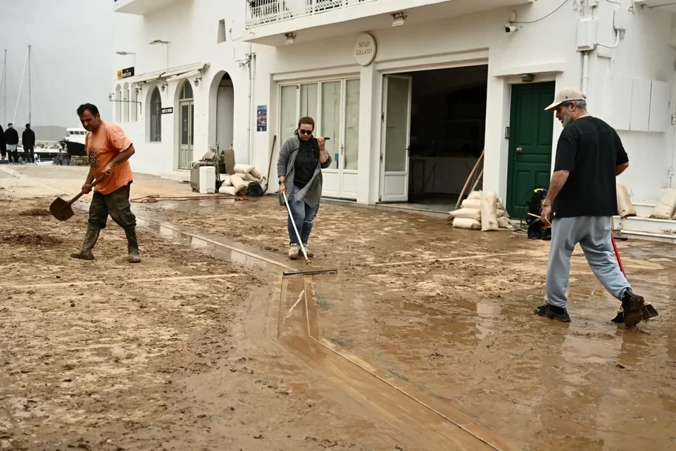 Κακοκαιρία: Πάρος και Μύκονος μετρούν τις πληγές τους