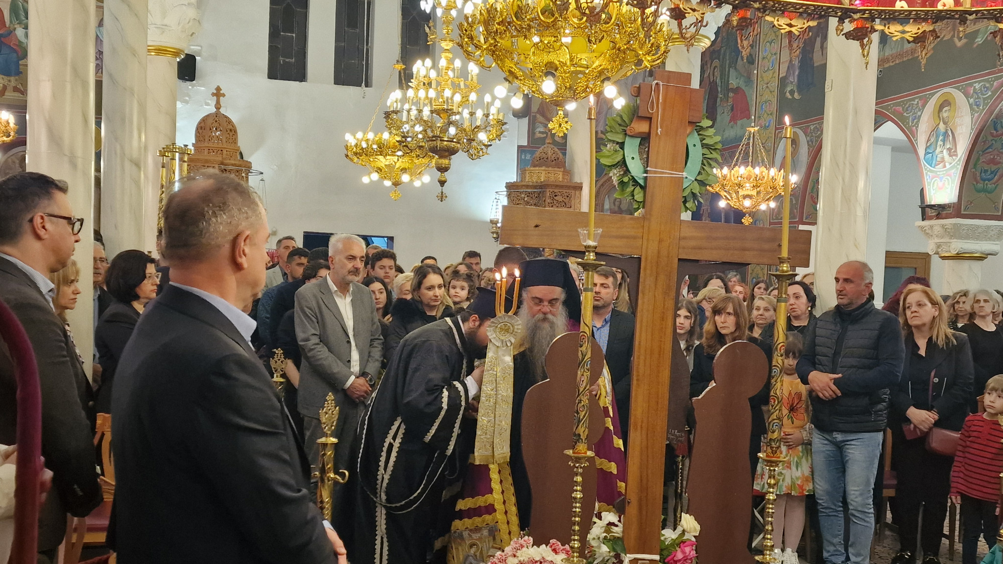 Η Ακολουθία των Παθών στον Ιερό Ναό Αγίων Κωνσταντίνου και Ελένης Γιαννιτσών – Χοροστάτησε ο Θεοφιλέστατος Επίσκοπος Αλμωπίας Στέφανος