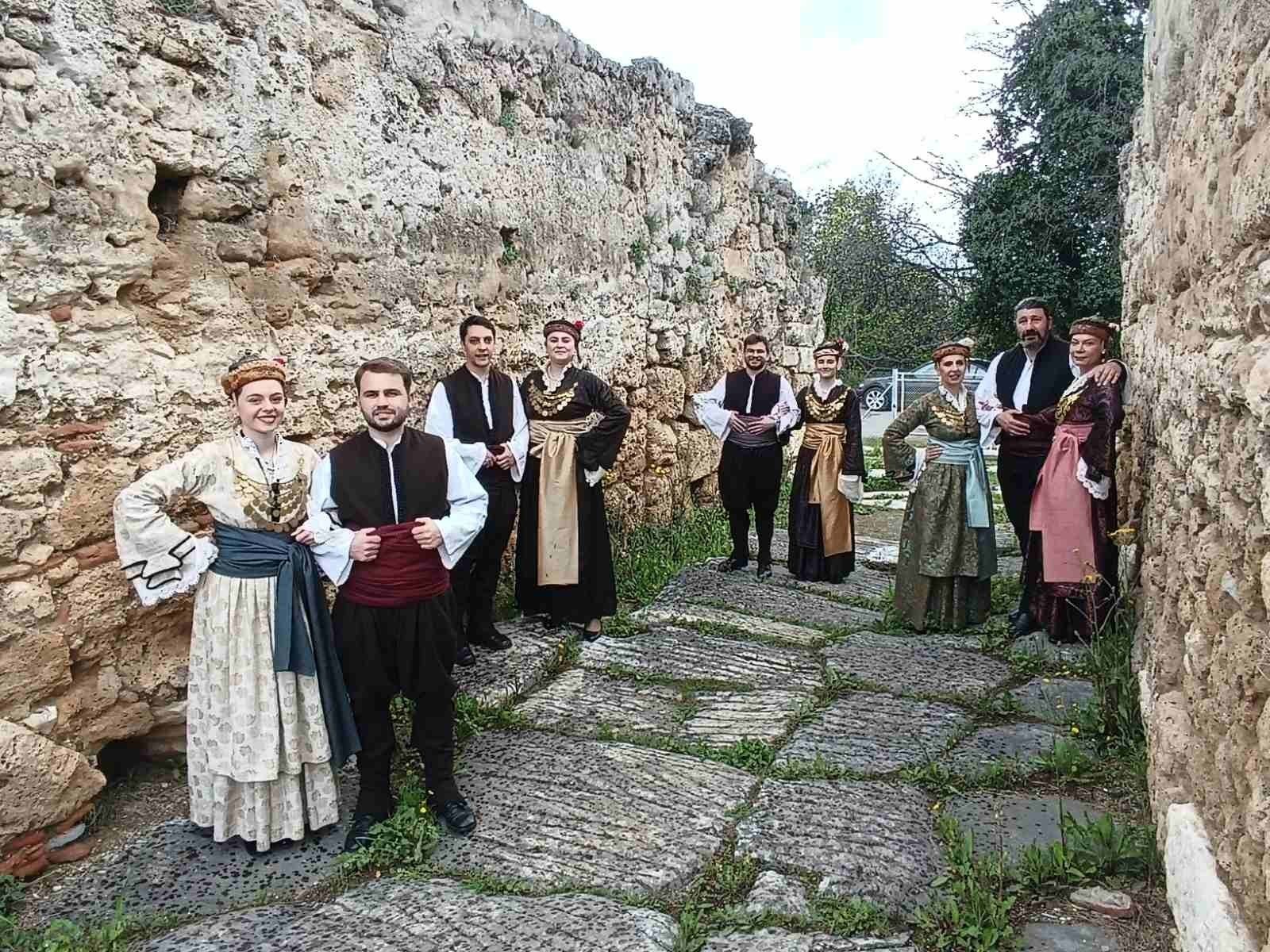 Το τμήμα λαογραφίας και παράδοσης του ΦΣΕ χόρεψε στις ανθισμένες κερασιές