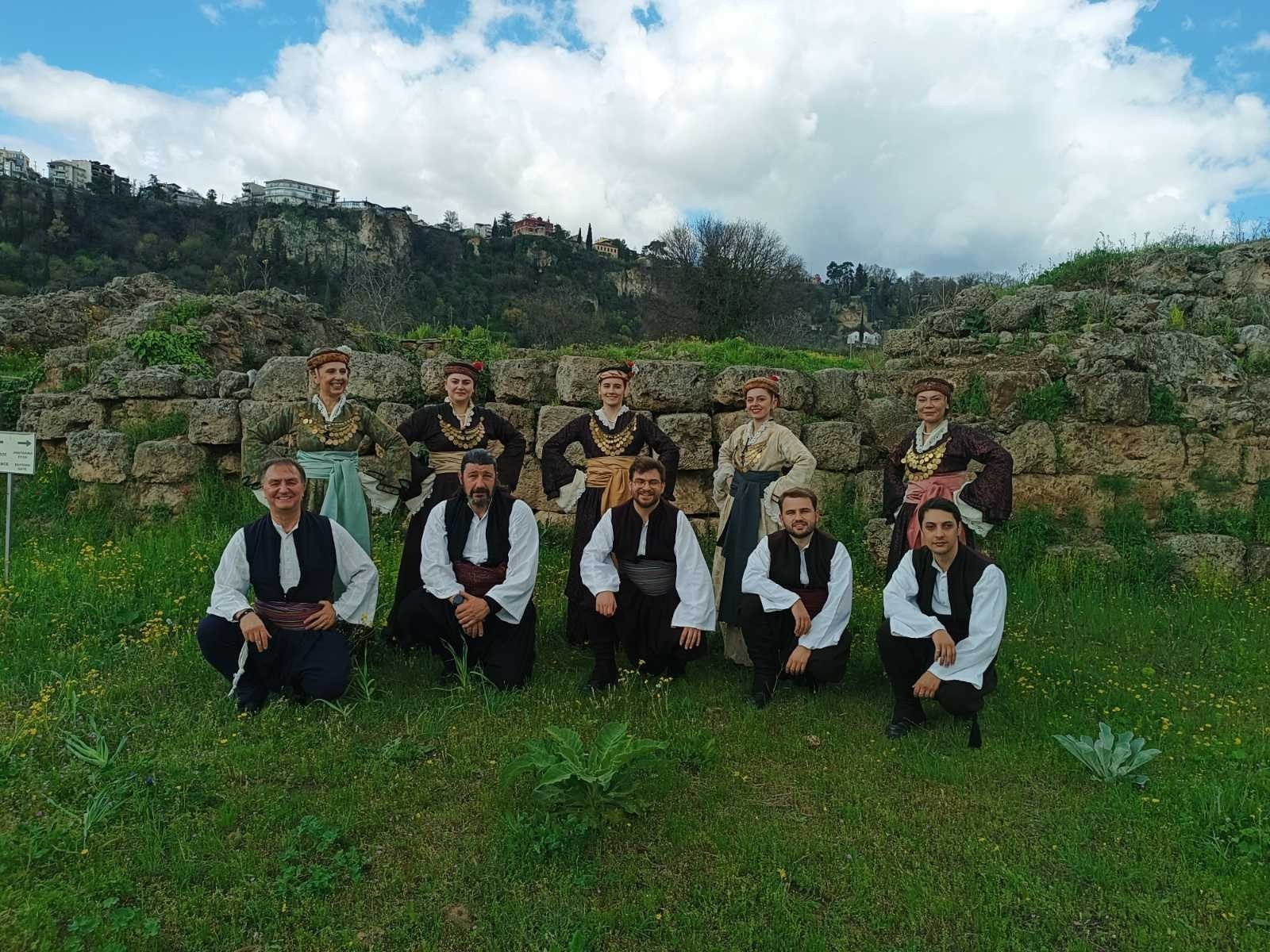 Το τμήμα λαογραφίας και παράδοσης του ΦΣΕ χόρεψε στις ανθισμένες κερασιές