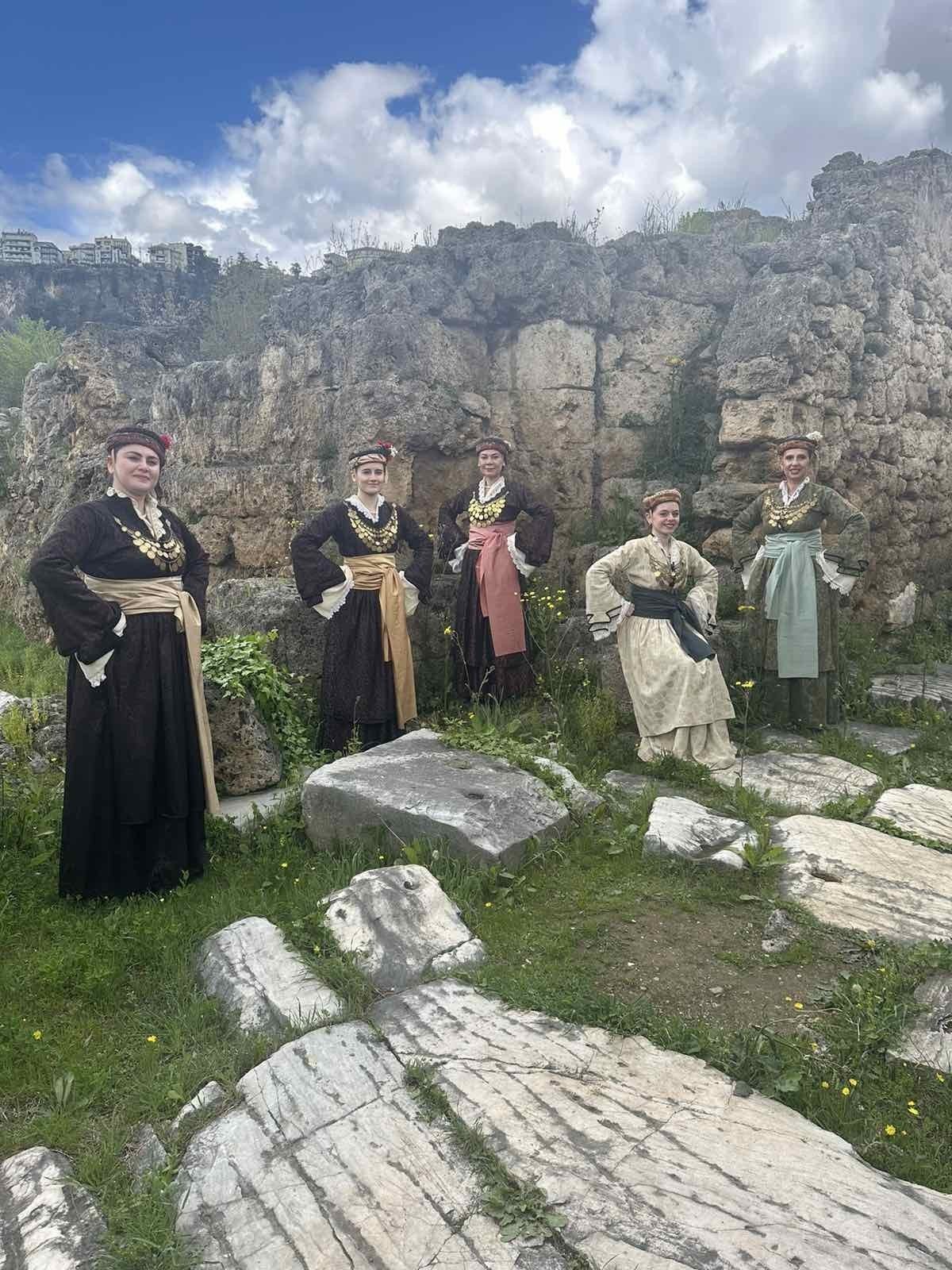 Το τμήμα λαογραφίας και παράδοσης του ΦΣΕ χόρεψε στις ανθισμένες κερασιές