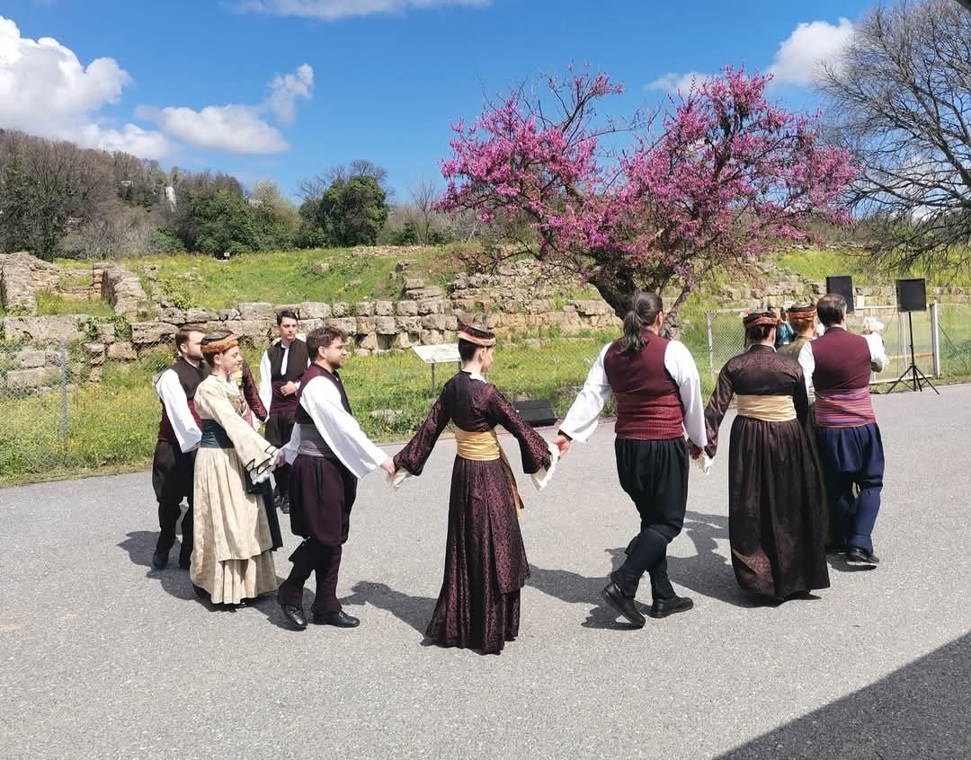 Το τμήμα λαογραφίας και παράδοσης του ΦΣΕ χόρεψε στις ανθισμένες κερασιές