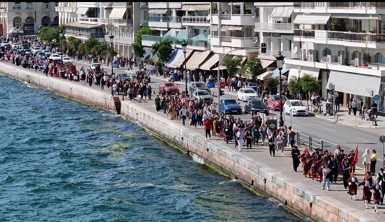 5η Πανελλήνια  χορευτική συνάντηση των Μακεδόνων μπροστά από το άγαλμα του Μεγάλου Αλεξάνδρου στη Θεσσαλονίκη