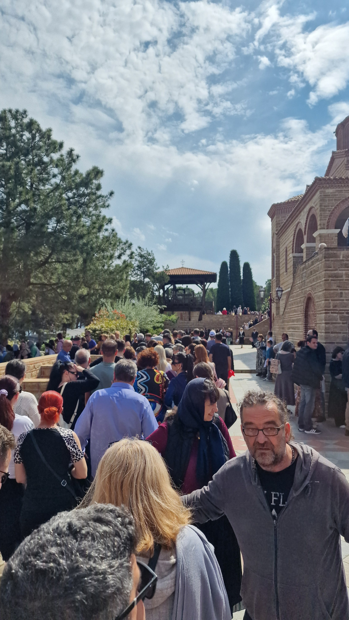 Πλήθος πιστών στον Άγιο Παΐσιο στη Σουρωτή το Σάββατο το πρωί