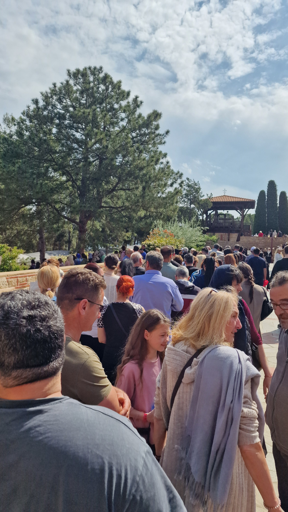 Πλήθος πιστών στον Άγιο Παΐσιο στη Σουρωτή το Σάββατο το πρωί