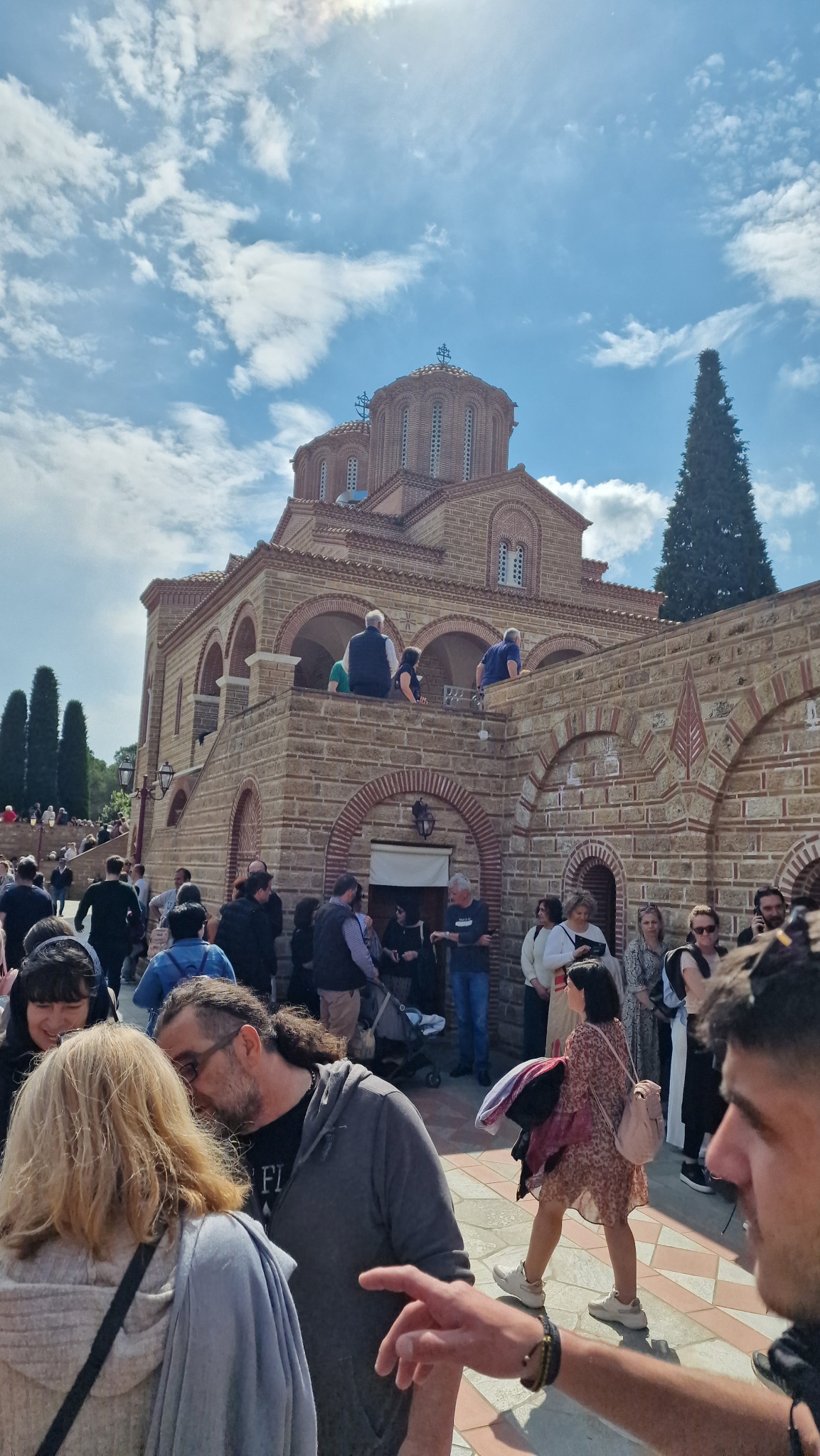 Πλήθος πιστών στον Άγιο Παΐσιο στη Σουρωτή το Σάββατο το πρωί