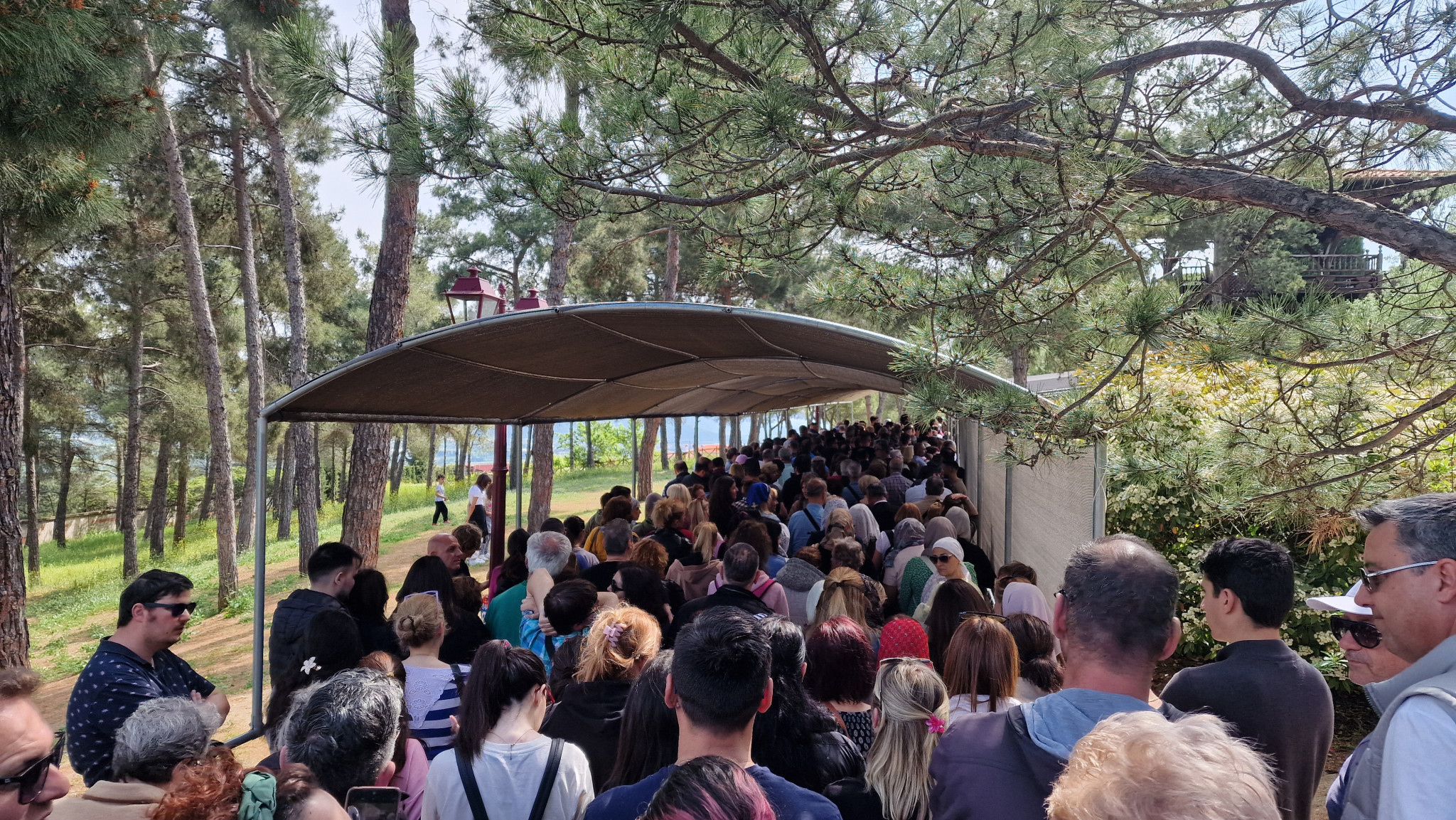 Πλήθος πιστών στον Άγιο Παΐσιο στη Σουρωτή το Σάββατο το πρωί