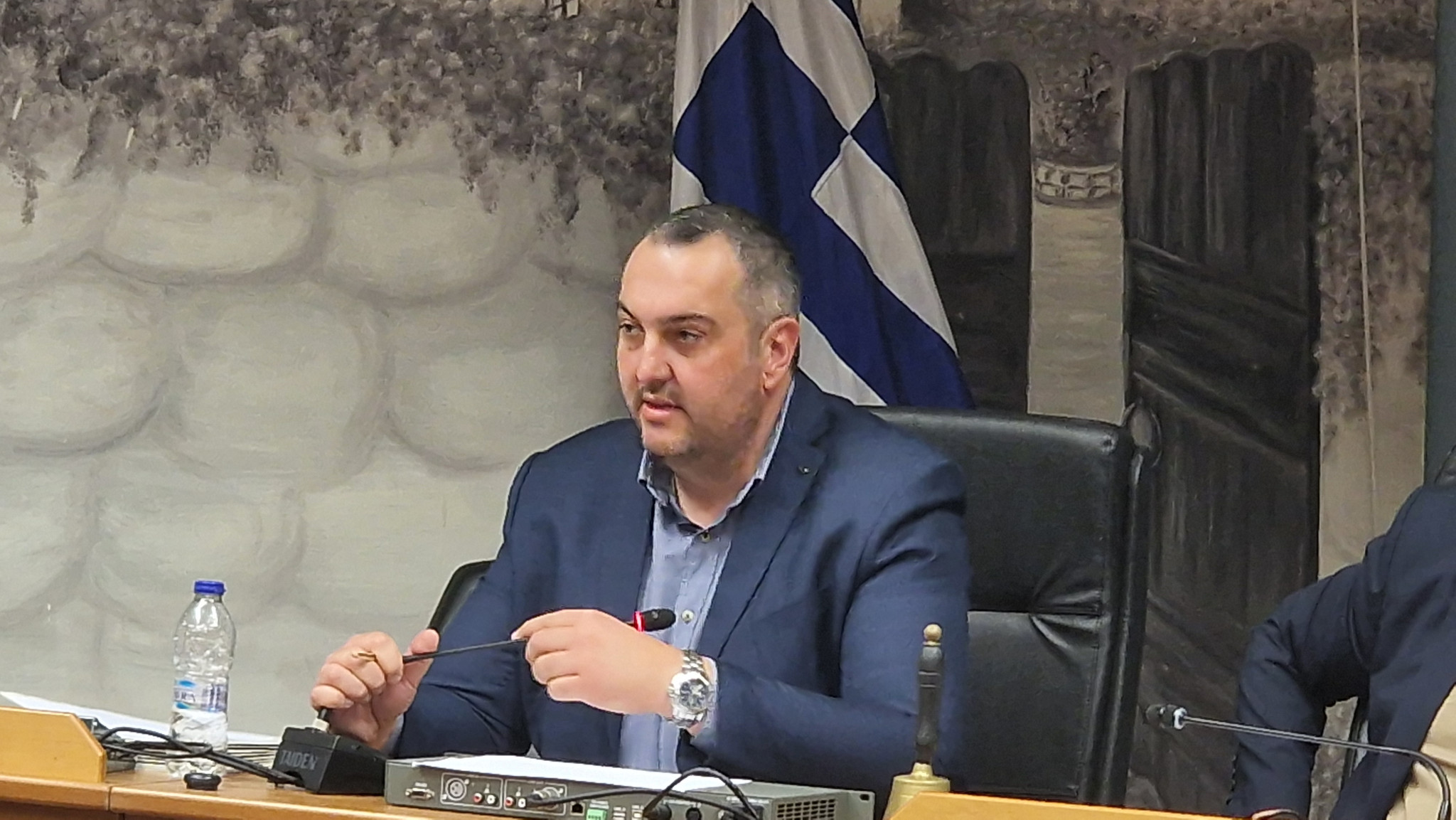 Ένταση και αποχωρήσεις στη συνεδρίαση του Δημοτικού Συμβουλίου Αλμωπίας – Στο επίκεντρο τα δημοτικά τέλη, η οικονομική πορεία του Δήμου και η καθημερινότητα