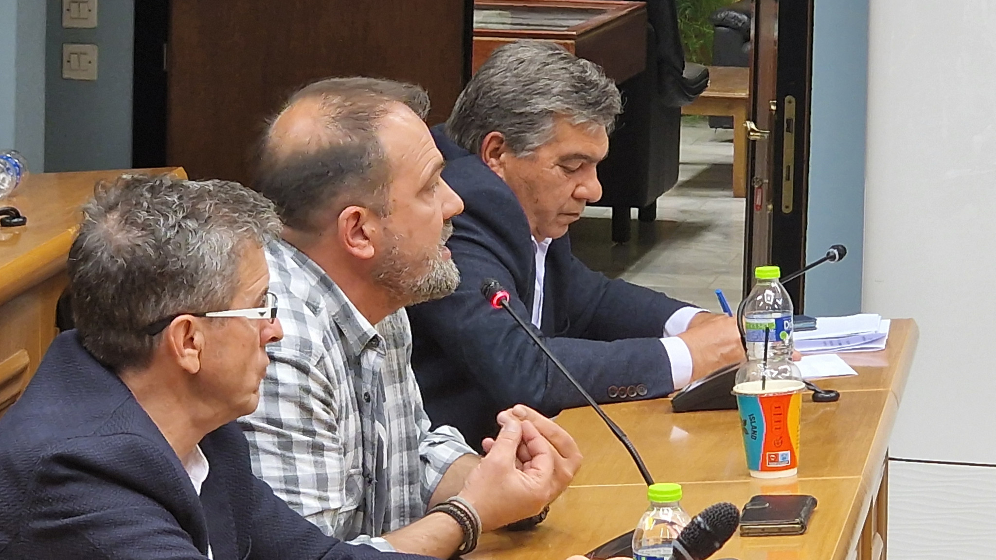 Ένταση και αποχωρήσεις στη συνεδρίαση του Δημοτικού Συμβουλίου Αλμωπίας – Στο επίκεντρο τα δημοτικά τέλη, η οικονομική πορεία του Δήμου και η καθημερινότητα