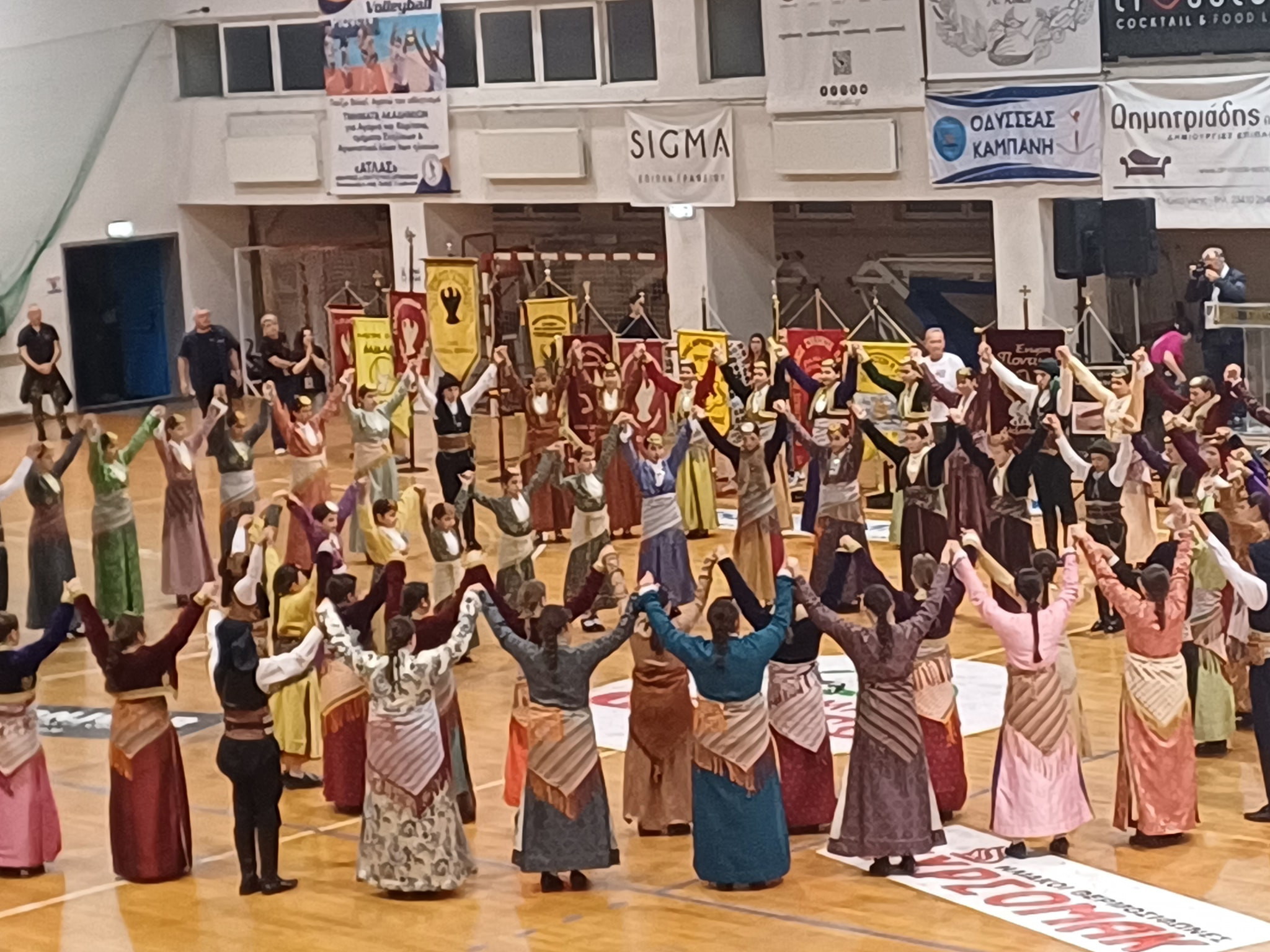 Άξια πρέσβειρα των παραδόσεων του Πόντου η νέα γενιά – Αποθεώθηκε  στο 14ο Παιδικό – Εφηβικό Φεστιβάλ Ποντιακών Χορών