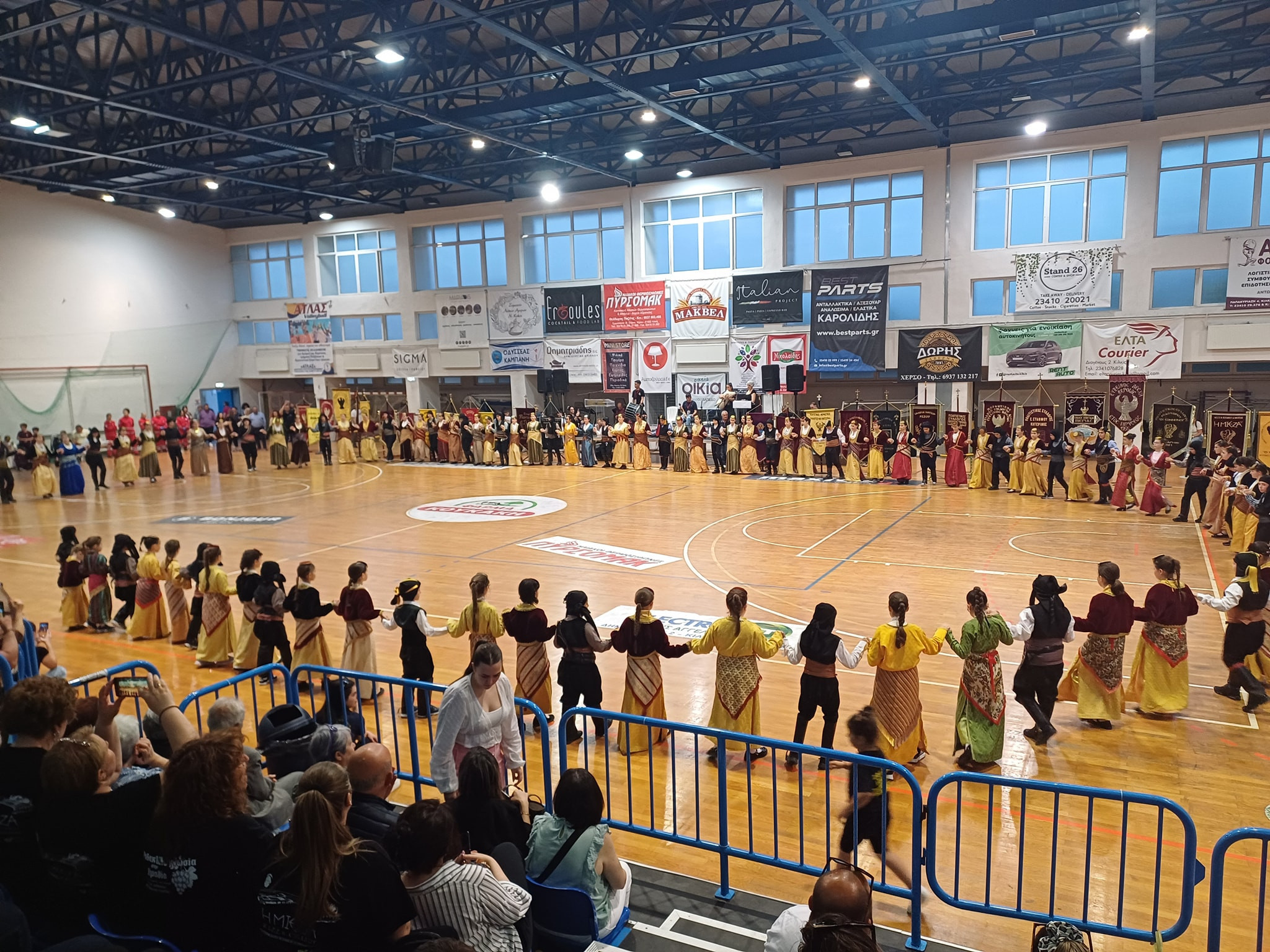 Άξια πρέσβειρα των παραδόσεων του Πόντου η νέα γενιά – Αποθεώθηκε  στο 14ο Παιδικό – Εφηβικό Φεστιβάλ Ποντιακών Χορών