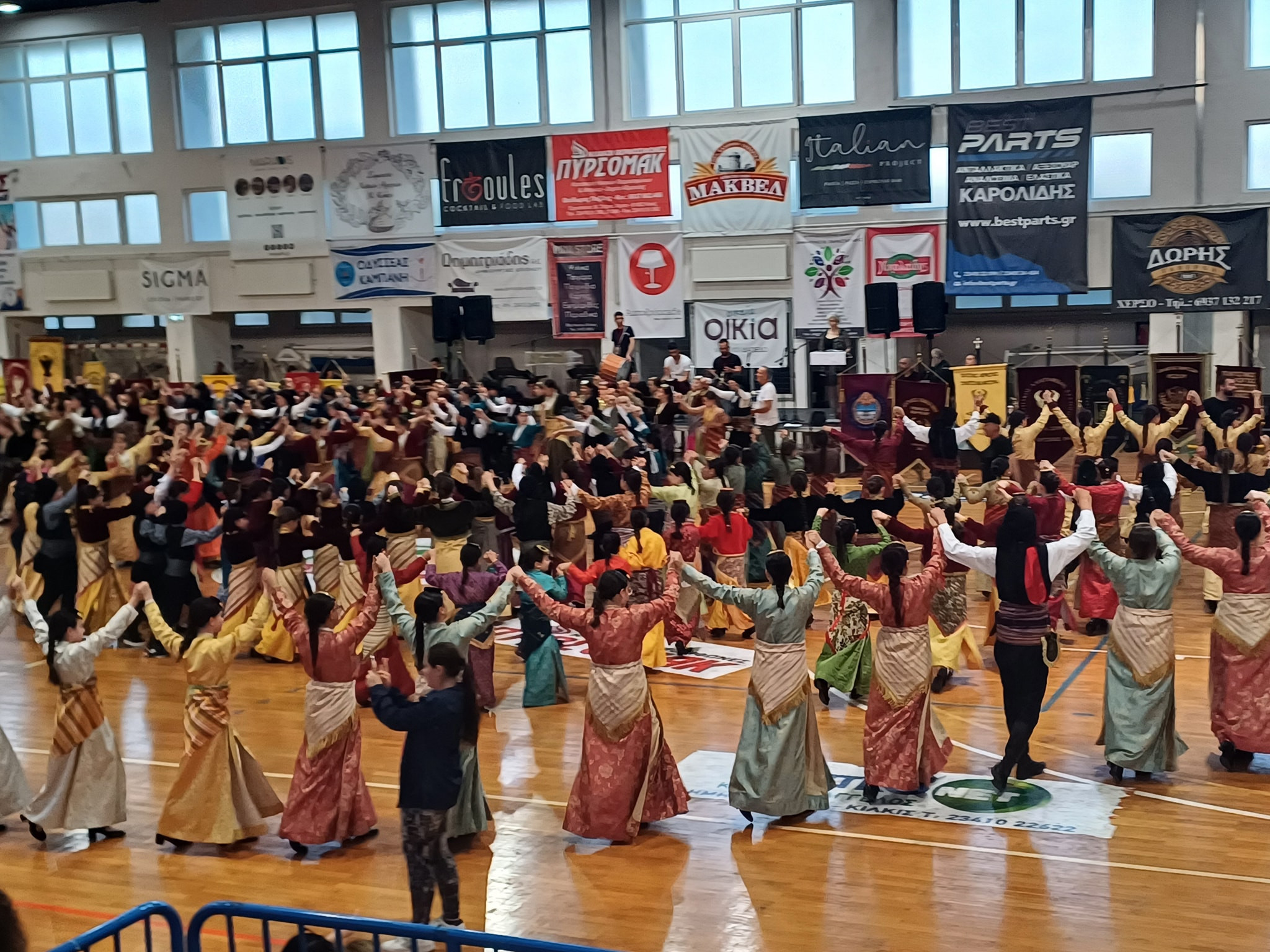 Άξια πρέσβειρα των παραδόσεων του Πόντου η νέα γενιά – Αποθεώθηκε  στο 14ο Παιδικό – Εφηβικό Φεστιβάλ Ποντιακών Χορών