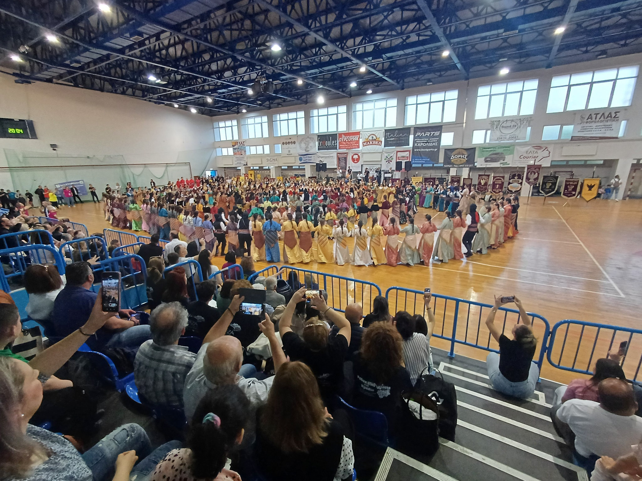 Άξια πρέσβειρα των παραδόσεων του Πόντου η νέα γενιά – Αποθεώθηκε  στο 14ο Παιδικό – Εφηβικό Φεστιβάλ Ποντιακών Χορών